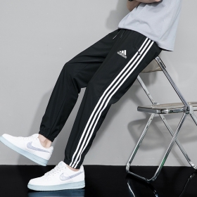 Спортивные штаны на резинке Adidas чёрные с карманами на молнии