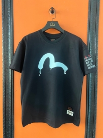 Трендовая Evisu чёрная футболка прямого фасона с круглой горловиной