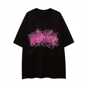 Свободная черная футболка HYZ THIRTY с абстрактным розовым узором