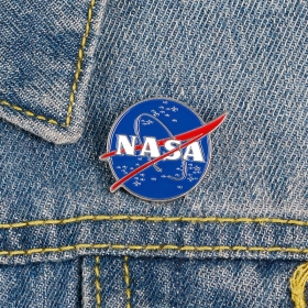 Фирменный логотип космического агентства "NASA" в виде пина