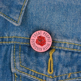 Красного цвета роза на розовом фоне пин в формате круга