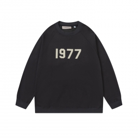 С качественным принтом "1977" черный свитшот от бренда Essentials FOG