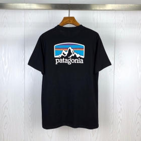 Чёрная футболка Patagonia c разноцветным принтом на груди