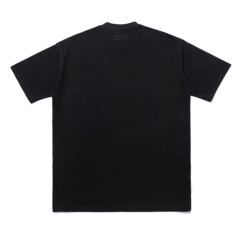 Стильная черная футболка VETEMENTS WEAR с брендовой надписью из страз