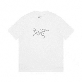 Белая футболка с коротким рукавом Arcteryx и принтом на груди 