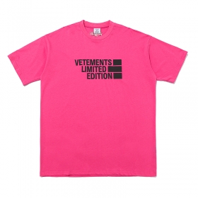 Розовая хлопковая футболка VETEMENTS WEAR с брендовым принтом спереди