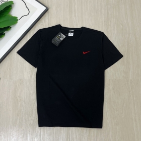 Однотонная чёрная футболка Nike с вышитым красным логотипом 