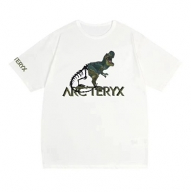 Белая с принтом "Динозавр" от бренда Arcteryx футболка 