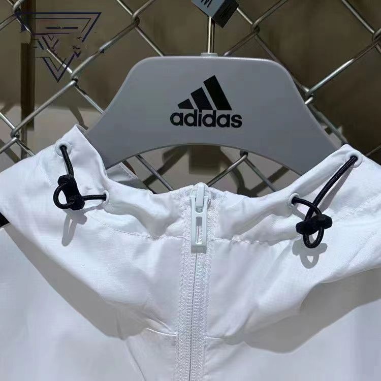 Быстросохнущая белая от бренда Adidas ветровка с капюшоном
