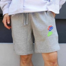 Серого цвета шорты с цветным логотипом Nike из качественного материала