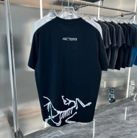 Arcteryx чёрная футболка с принтом логотипа снизу на спине