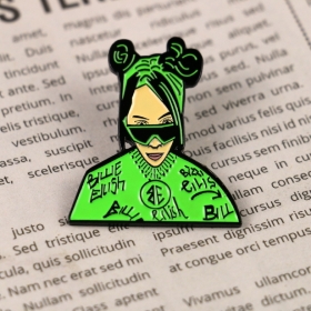 Пин-значок в виде девушки в зеленом с зелеными волосами