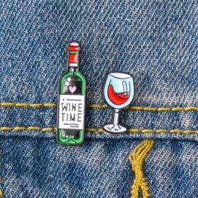 Бутылка красного вина и бокал пины для любителей алкоголя