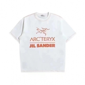 Белая с принтом и логотипом Arcteryx хлопковая футболка