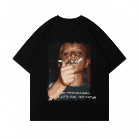 Хлопковая футболка HYZ THIRTY черная с принтом подростка с сигаретами
