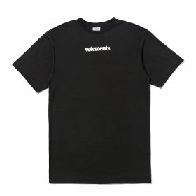 Черная хлопковая футболка VETEMENTS WEAR с брендовой надписью на груди