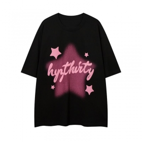 Черная футболка HYZ THIRTY с брендовой надписью на фоне розовых звезд