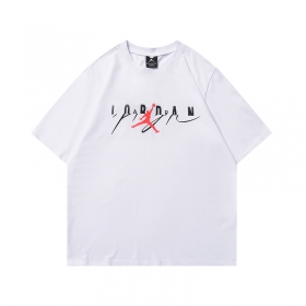 Универсальная футболка из хлопка от бренда Jordan в белом цвете