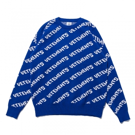 Яркий синий свитер от VETEMENTS WEAR с диагональными надписями бренда
