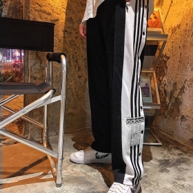 Свободного кроя чёрные с белыми полосками штаны Adidas