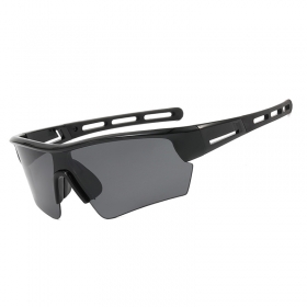 Чёрные спортивные очки с затемнёнными линзами и усиленной оправой