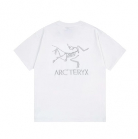 Белая футболка Arcteryx классического крой с логотипом на груди