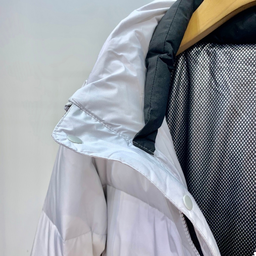 Белая классическая куртка Arcteryx с карманом на правом рукаве