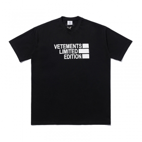 Свободного кроя черная футболка VETEMENTS WEAR с брендовым принтом