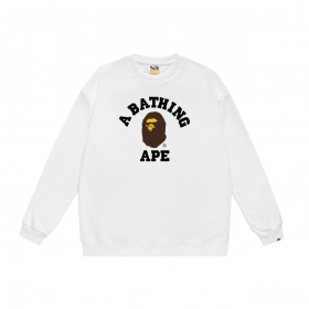 Белый свитшот с надписью "a bathing ape" от бренда BAPE