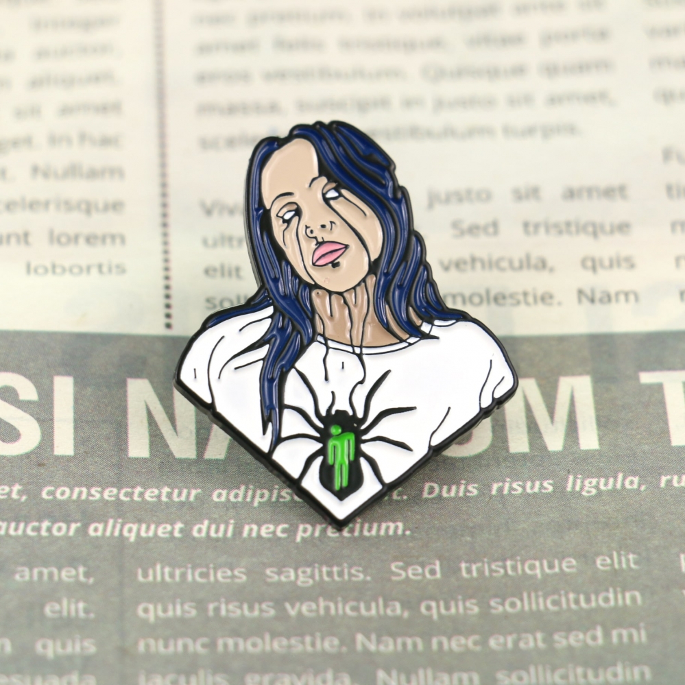 Брошь-пин с изображением девушки с зеленым пауком на груди