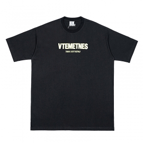 Оверсайз хлопковая футболка VETEMENTS WEAR с брендовой надписью черная