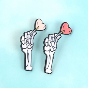 Пины с изображением "рука скелета держит леденец-сердце"