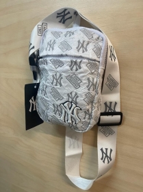 Белая поясная сумка через плечо MLB с логотипом бренда