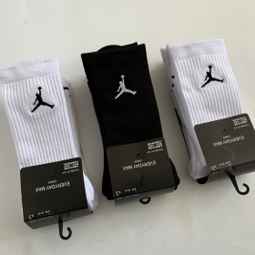 Белые и черные носки Jordan высокие 