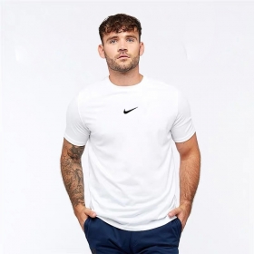 С логотипом на груди Nike футболка выполнена в белом цвете