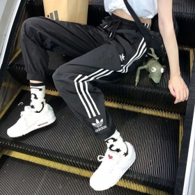 Чёрные спортивные штаны Adidas с белыми полосками по бокам