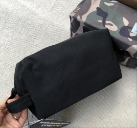 Чёрная дорожная сумка-органайзер с логотипом бренда Carhartt
