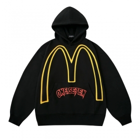 С фирменным знаком McDonalds черное худи Onese7en свободного кроя