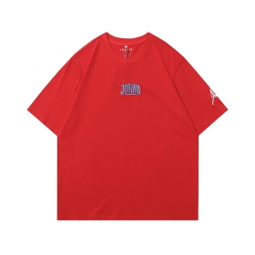 Яркая красная футболка Jordan с крупным пиксельным принтом на спине