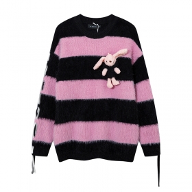 Полосатый черно-розовый свитер YL BOILING с плюшевым зайкой на груди
