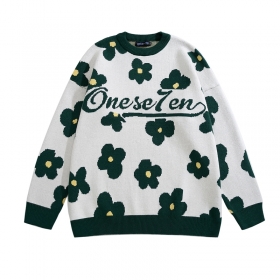 С зелеными цветами со всех сторон на белом фоне свитер от Onese7en