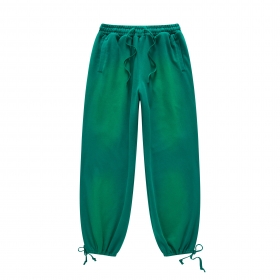 Зеленые хлопковые штаны от бренда BE THRIVED утянутые снизу завязками