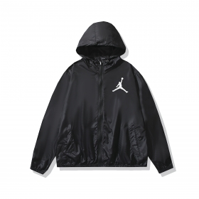 Унисекс черная ветровка от бренда Jordan с множеством лого