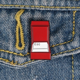 Красного цвета футляр и кнопка выхода внутри пин привлекательный