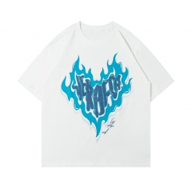 Белая футболка от HYZ THIRTY с рисунком "синее пылающее сердце"