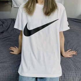 Белая Nike футболка с крупным логотипом на груди и на рукаве