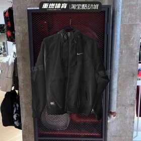 Быстросохнущая чёрного-цвета Nike ветровка с карманами на молнии