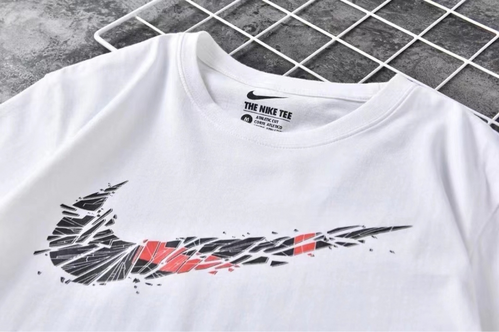 Оверсайз белая Nike футболка изготовлена из высококачественного хлопка