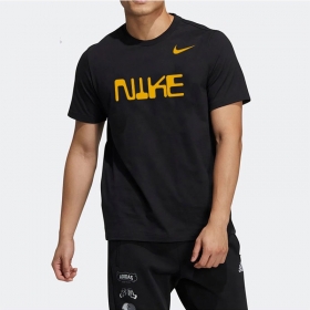 Удобная в черном цвете с желтым логотипом Nike футболка