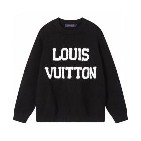 С надписью бренда Louis Vuitton на груди черный свитер